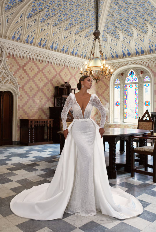 In questa foto una modella posa con un sexy abito da sposa della linea Isabella 2023 del brand Maison Signore