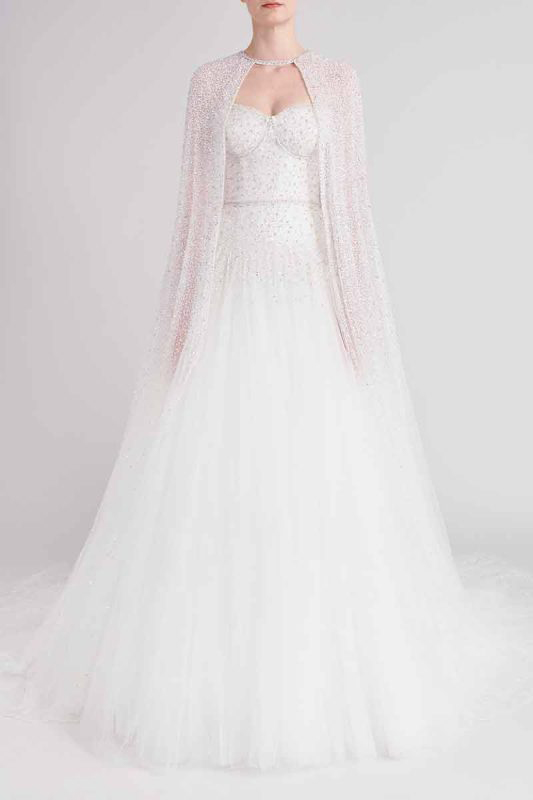 In questa foto una modella indossa un abito da sposa con applicazioni sparkling della collezione Jenny Packham 2023