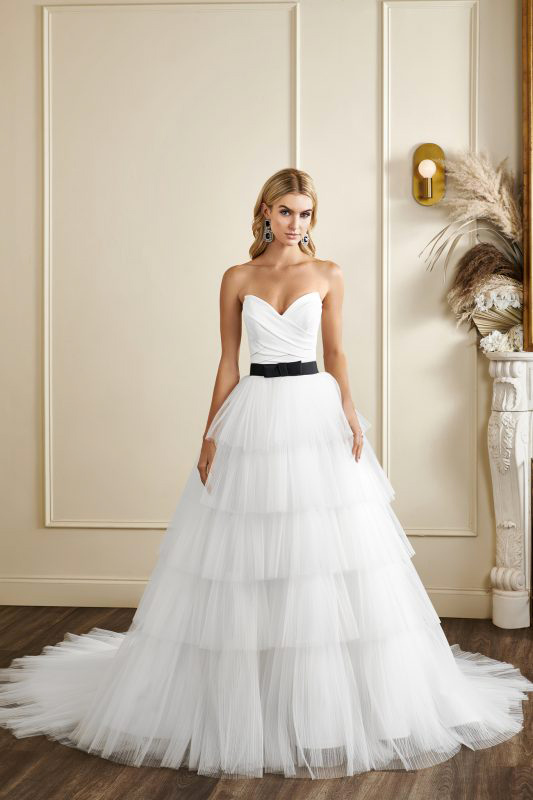 In questa foto una modella posa con un abito da sposa della collezione Kelly Faetanini 2023