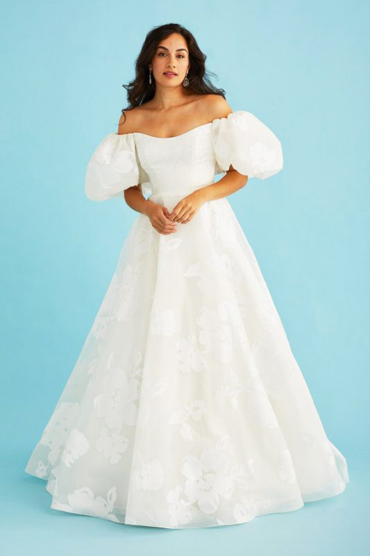 In questa foto la modella posa con un abito da sposa della collezione Lea Ann Belter Bridal 2023