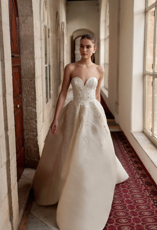 In questa foto una modella con un abito da sposa 2023 di Lihi Hod 