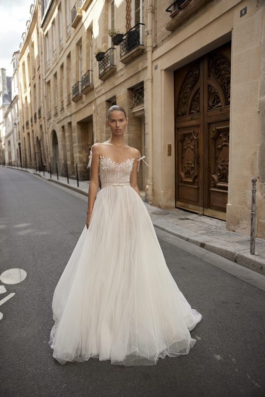 In questa foto una modella in strada con un abito da sposa Liz Martinez 2023