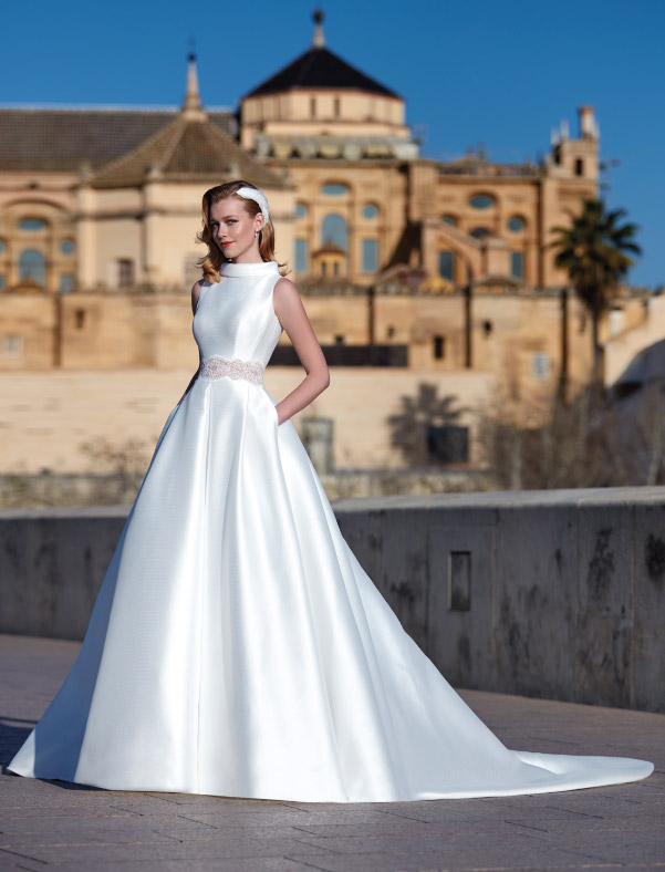 In questa foto una modella con uno degli abiti da sposa 2023 di Manu Garcia