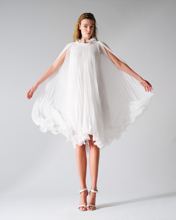 In questa foto una modella indossa un vestito in plissé della linea Max Mara Bridal 2023