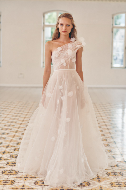 In questa foto una modella indossa un abito da sposa monospalla con applicazioni 3D firmato Mira Zwllinger 2023