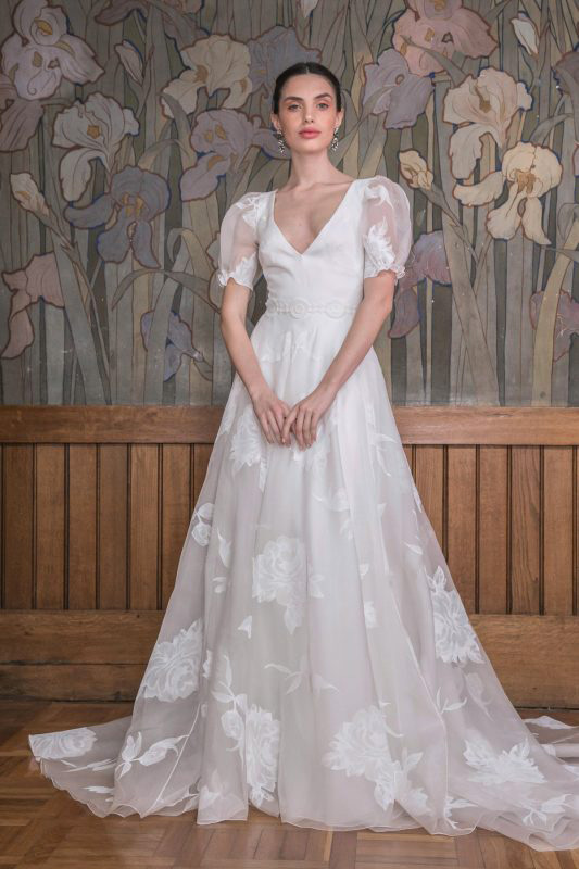 In questa foto una modella indossa un abito da sposa in organza stampata del brand More per il 2023