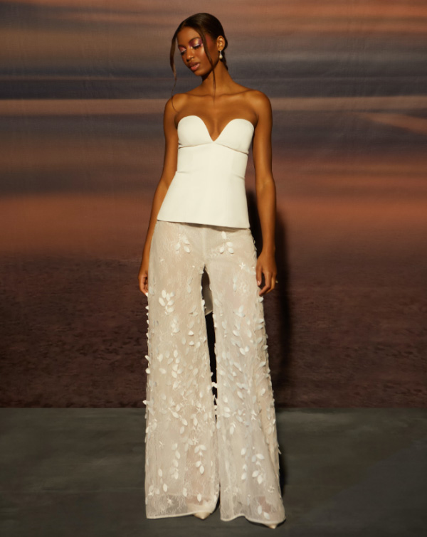 In questa foto un abito da sposa con top con scollo a cuore e pantaloni con applicazioni 3D proposto dal brand Nadia Manjarrez Studio Bridal per il 2023