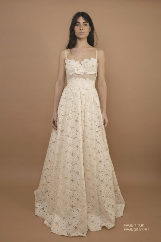 In questa foto una modella indossa uno degli abiti da sposa 2023 di Poesia Sposa