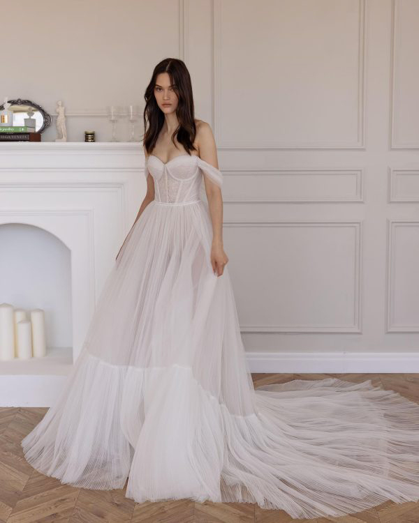 In questa foto una modella indossa uno degli abiti da sposa 2023 di Riki Dalal 