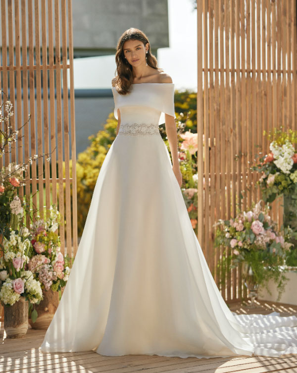In questa foto un abito da sposa scivolato, in organza e con dettaglio prezioso in vita della linea Rosa Clarà 2023