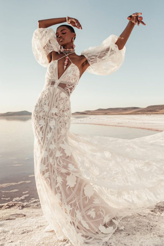 In questa foto un abito da sposa boho chic della collezione Rue de Sein 2023
