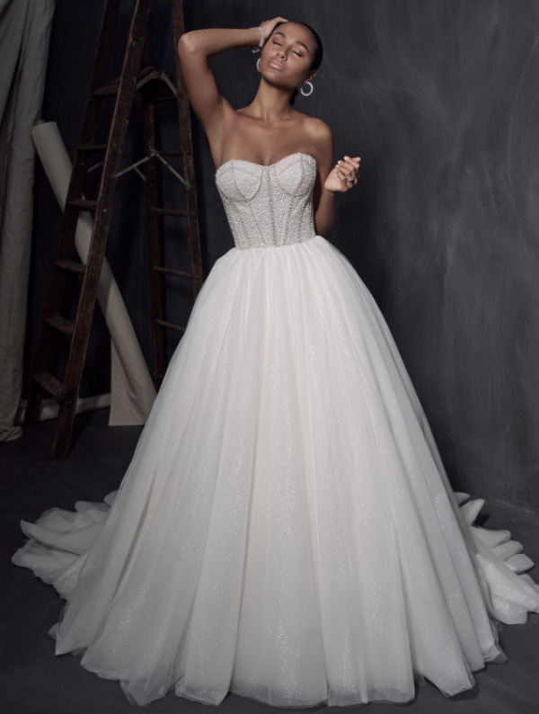 In questa foto una modella indossa un abito da sposa con bustier della collezione Sottero & Midgley 2023