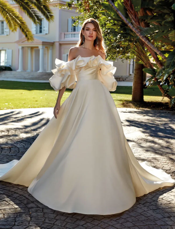 In questa foto una modella indossa un abito da sposa Studio St Patrick 2023
