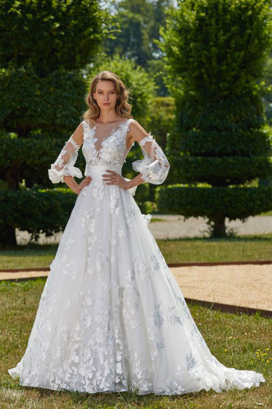 In questa foto una modella indossa un abito da sposa Stefano Blandaleone 2023