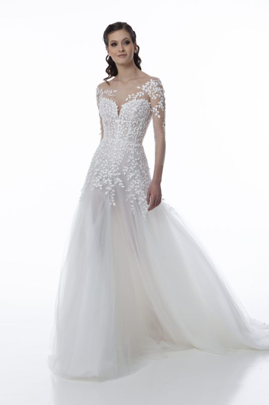 In questa foto una modella indossa un abito da sposa della collezione Valentini Spose 2023
