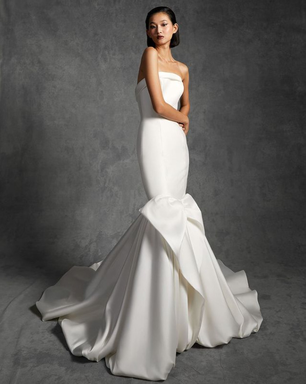 In questa foto una modella indossa un abito da sposa a sirena di Viktor&Rolf Mariage 2023
