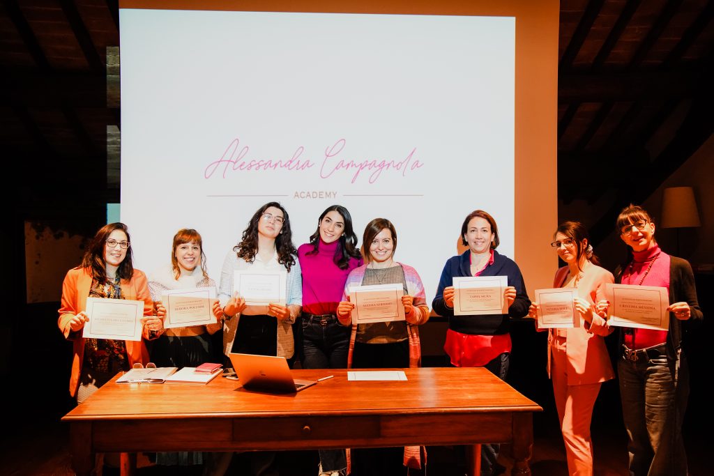In questa foto le iscritte all'Academy di Alessandra Campagnola con i loro attestati