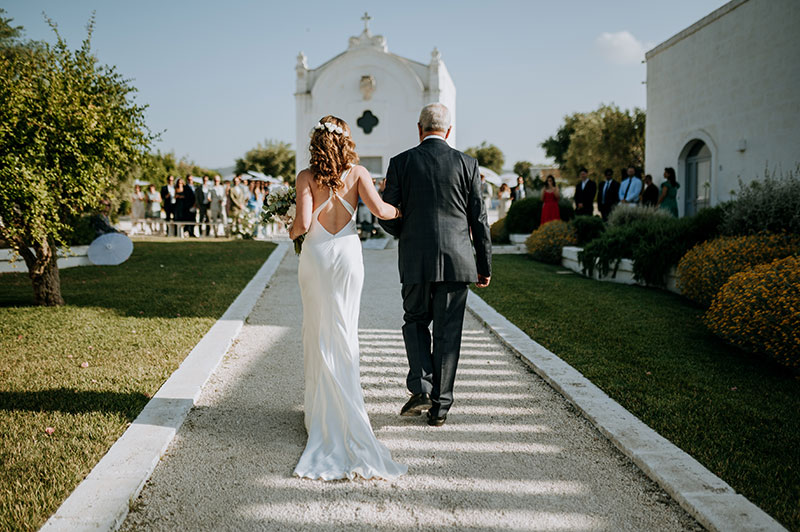 In questa foto la sposa percorre con il padre il viale che conduce alla chiesetta dove si terrà il rito nuziale