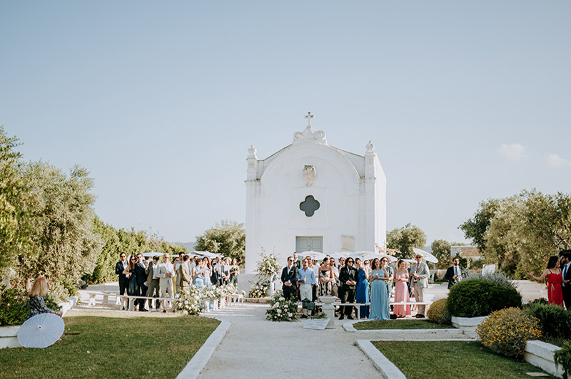 In questa foto la chiesetta sconsacrata in pietra bianca davanti alla quale si è svolto il rito civile delle nozze di Soha ed Anthony