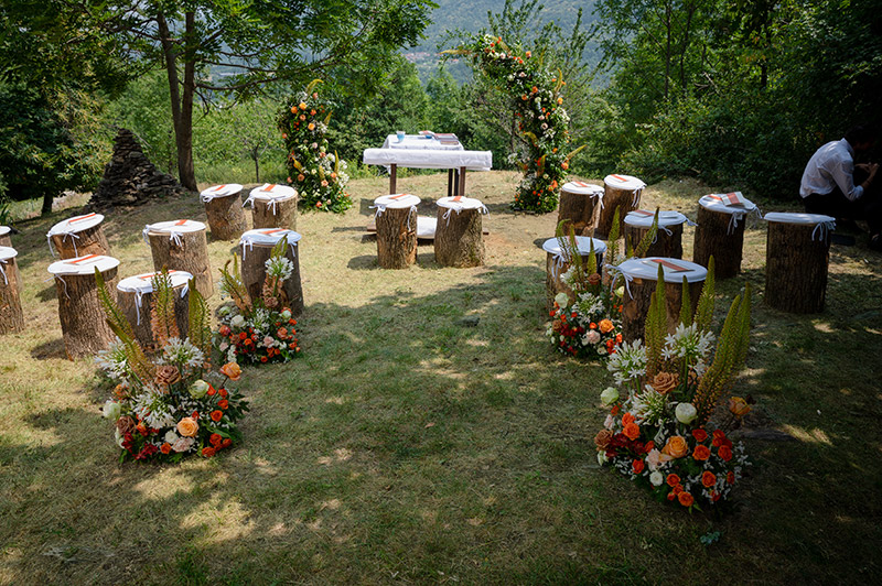 in questa foto un rito religioso nel bosco, con ceppi di legno come sedute