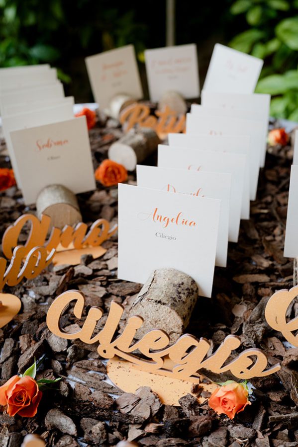 In questa foto un tableau de mariage realizzato con carta riciclata e legno