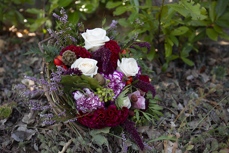 in questa foto un bouquet con ortensie, rose, lavanda e fiori spontanei