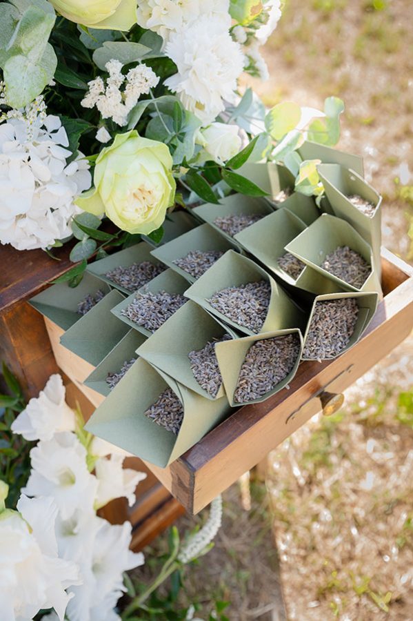 in questa foto petali di lavanda in conetti di carta riciclata, da lanciare in un matrimonio eco-friendly