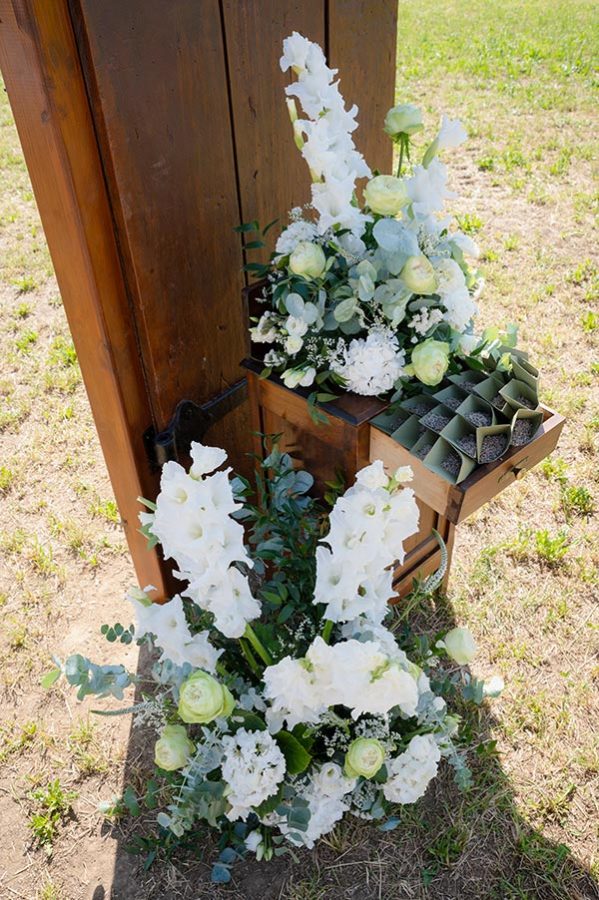 in questa foto petali di lavanda in conetti di carta riciclata, da lanciare in un matrimonio eco-friendly