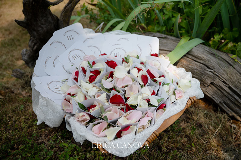 in questa foto un cesto di legno con petali da lanciare al posto del riso, in matrimonio eco-friendly