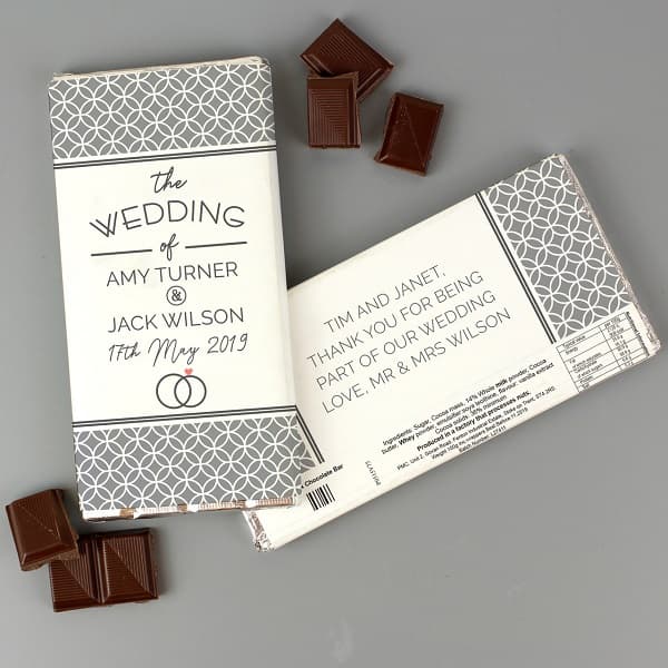 In questa foto, la carta di confezionamento delle tavolette di cioccolato è stata trasformata in partecipazioni matrimonio originali e golose 