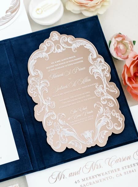 In questa foto, una partecipazione luxury specchio con base rosa gold e scritta bianca