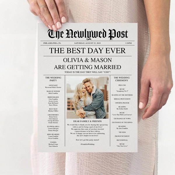 In questa foto, una partecipazione matrimonio originale realizzata come la prima pagina di un giornale con la foto centrale dei futuri sposi