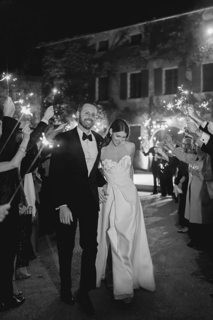 In questa foto Justin Alexander e Kelsey Turchi durante il party del matrimonio tra gli invitati.