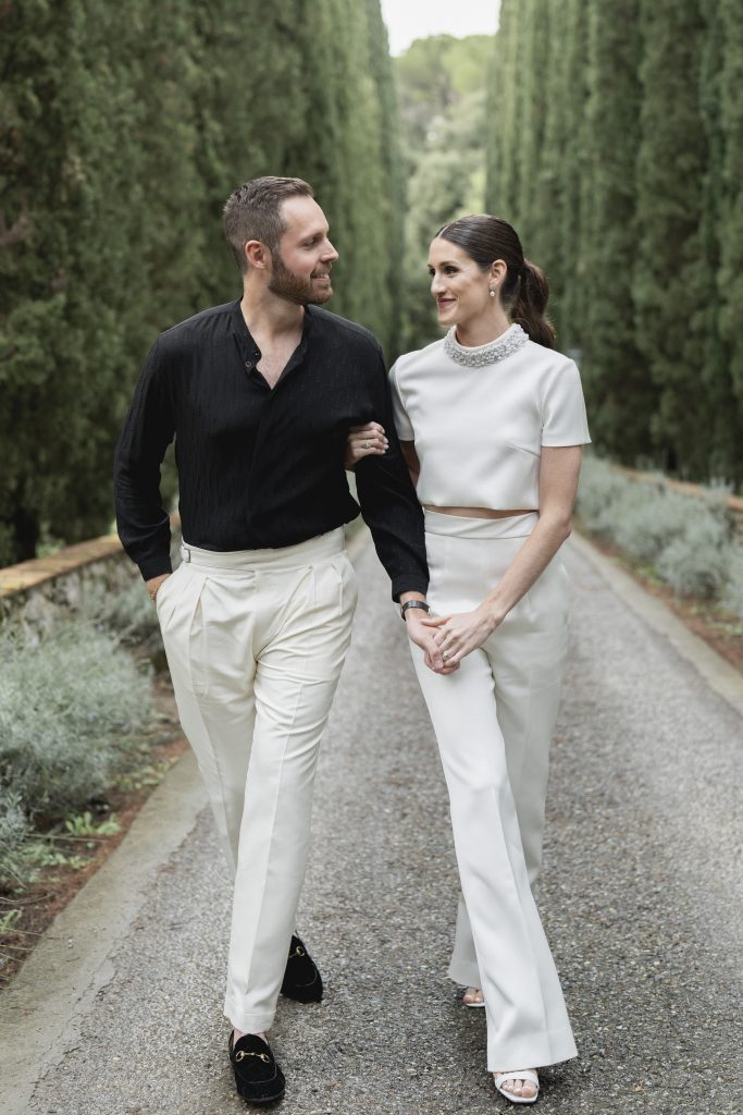 In questa foto Justin Alexander e Kelsey Turchi passeggiano in un viale nelle campagne toscane.