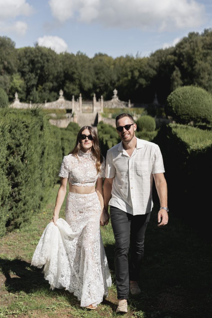 In questa foto Justin Alexander e Kelsey Turchi che indossa un abito da sposa di pizzo con top crop e gonna lunga.