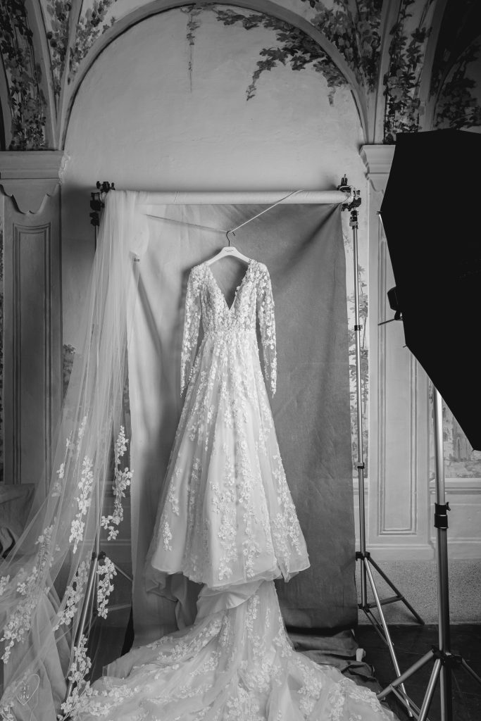 In questa foto l'abito da sposa di Kelsey Turchi con ricami floreali e lungo strascico.