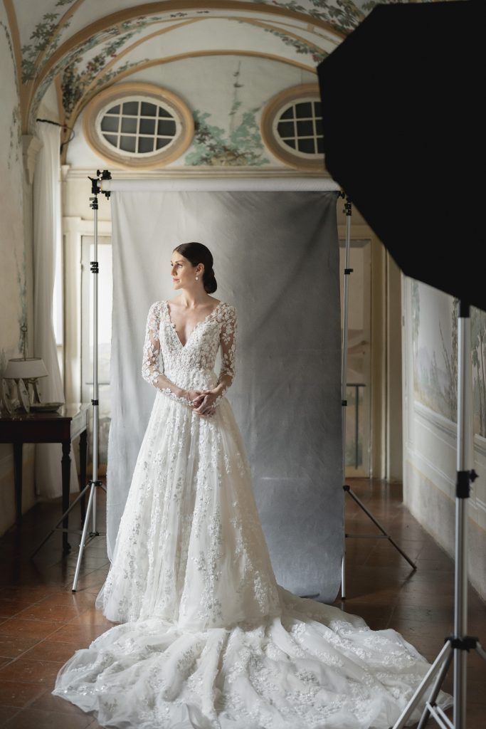 In questa foto Kelsey Turchi con il vestito da sposa con profondo scollo a V e fiori tridimensionali.
