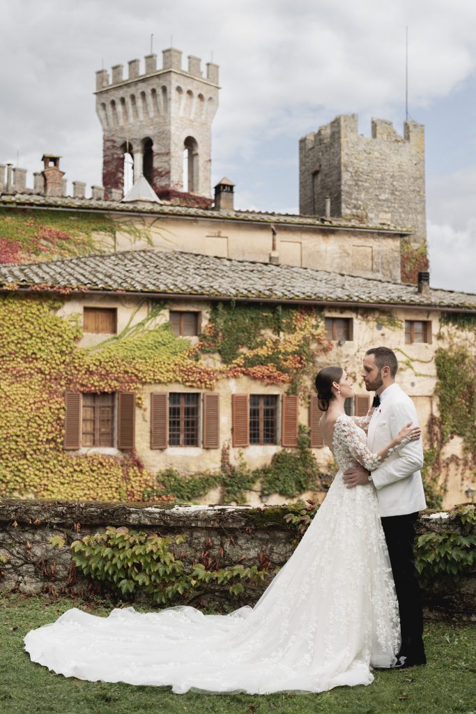 In questa foto Justin Alexander e Kelsey Turchi con il castello toscano sullo sfondo.