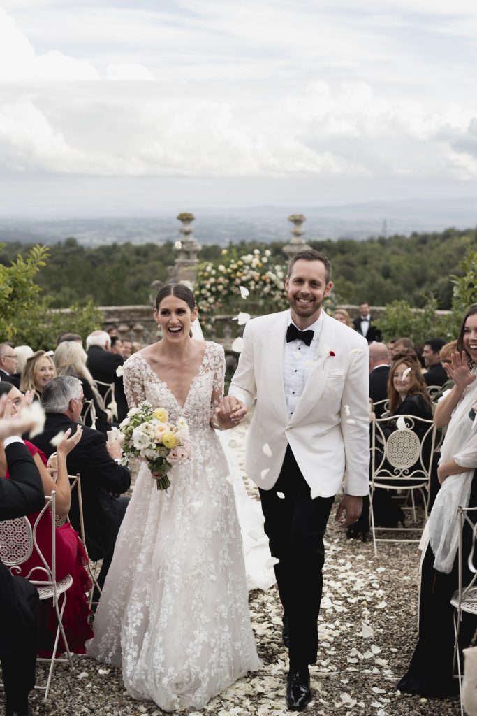 In questa foto Justin Alexander e Kelsey Turchi vestiti da sposa alla fine della cerimona.