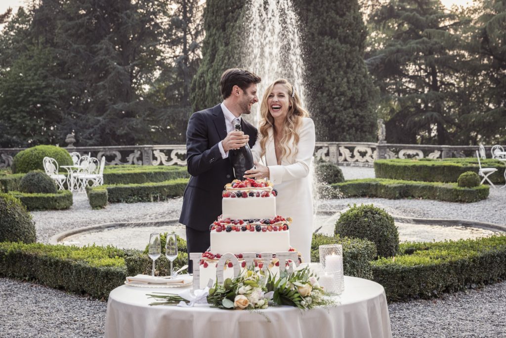 In questa foto Virna Toppi e Nicola Del Freo con la torta per il loro matrimonio.