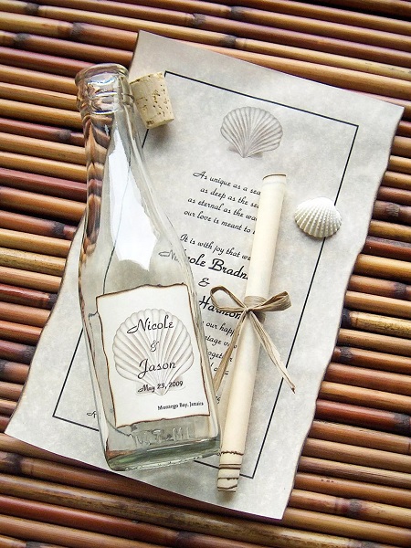 In questa foto, un messaggio in bottiglia idea per partecipazioni matrimonio originali