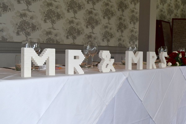 In questa foto, sul tavolo degli sposi è riprodotta la scritta Mr e Mrs con mattoncini bianchi