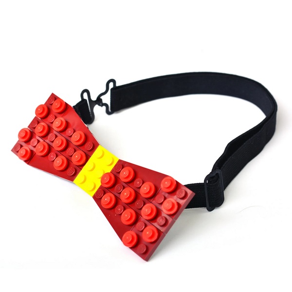 In questa foto, un papillon creato con mattoncini Lego rossi e uno giallo al centro