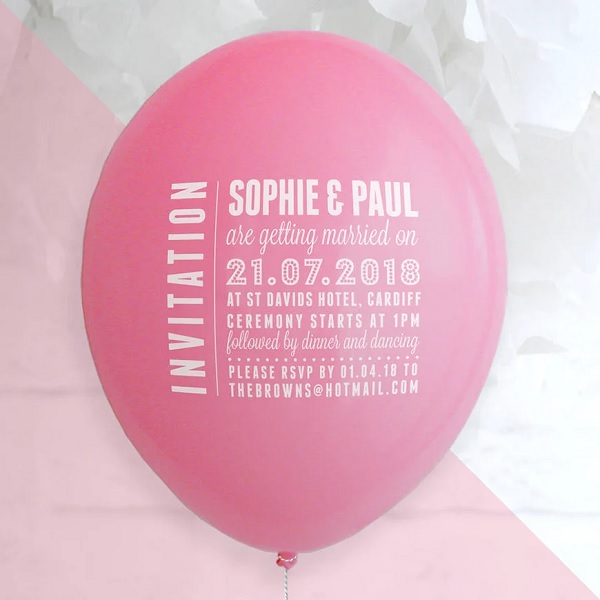In questa foto, un invito palloncino rosa ideale come partecipazioni matrimonio originali