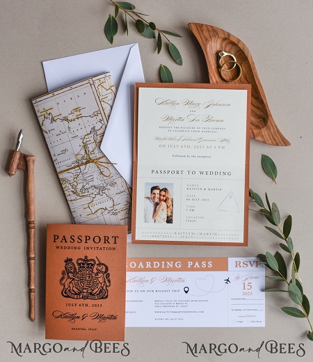In questa foto, partecipazioni matrimonio originali a forma di passaporto e carta d'imbarco in bianco e terracotta