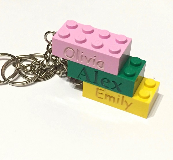 In questa foto, portachiavi a forma di mattoncini personalizzati un'ottima idea come bomboniera tema Lego