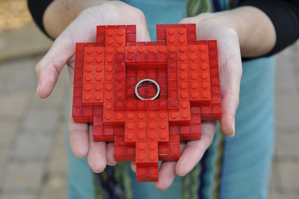 In questa foto, un portafedi a forma di cuore realizzato con mattoncini Lego di colore rosso