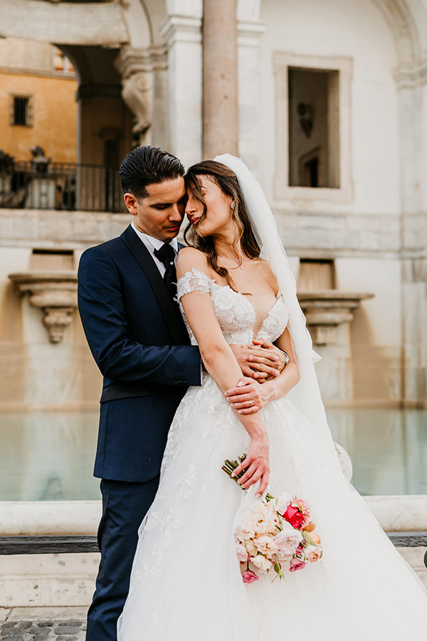 In questa foto una coppia di sposi a Roma con un magnifico bouquet di Sara Tusset Wedding