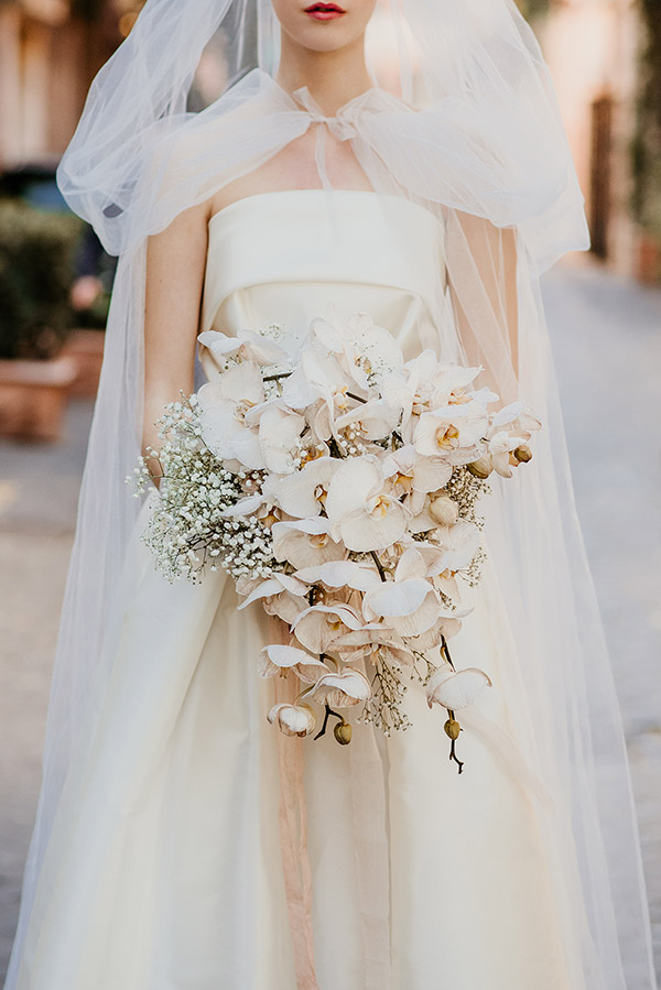 In questa foto una sposa con il suo bouquet firmato Sara Tusset Wedding
