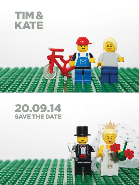 In questa foto, un save the date con minifigure Lego con abiti normali e in versione sposi
